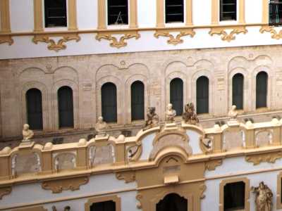Da qui il nostro sguardo viene attratto dalla parte interna della loggia, con una serie di arcate medievali cieche binate a tutto sesto impreziosite da archetti pensili, rinvenute durante i restauri degli anni 60, nelle quali si aprono delle bifore che danno affaccio alla terrazza